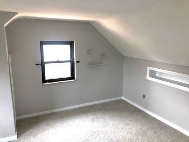 Building Photo - Perfectly Located 3 Bedroom W/ 2 Full Bathroom Home In Heart of North Allegheny School District