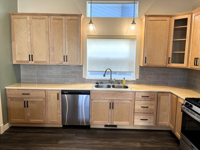 Building Photo - Built In 2021 - High End 2/2 Home With Full Access To Onsite Recreation Center With Pool!