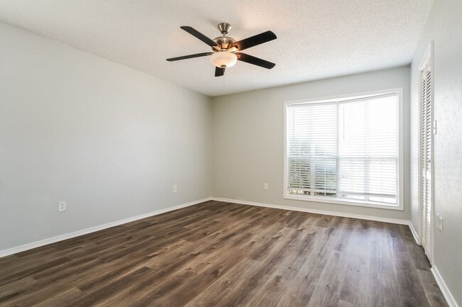 Building Photo - 4 BR/2BA | Updated Single Family Home | Gorgeous hardwoods | Storage attic!