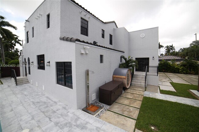 Building Photo - 1345 Hollywood Blvd
