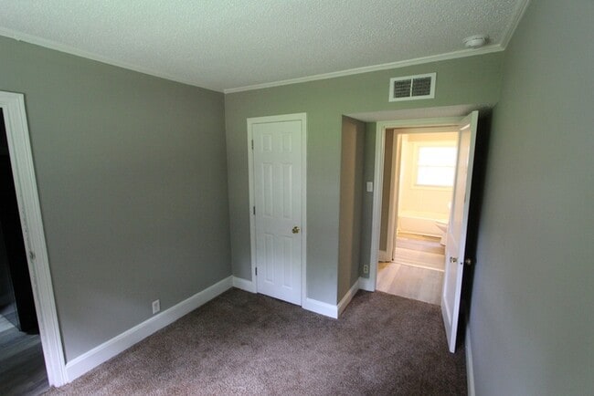 Building Photo - 725 Lucas St