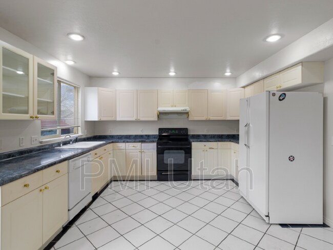 Building Photo - 3211 S 945 E