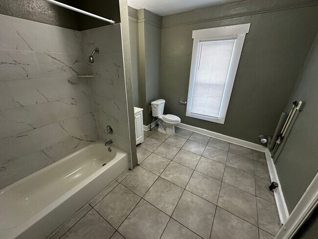 Building Photo - Jackson Heights 3/1 House- Ready Now!