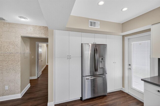 Building Photo - 539 Menendez Ave