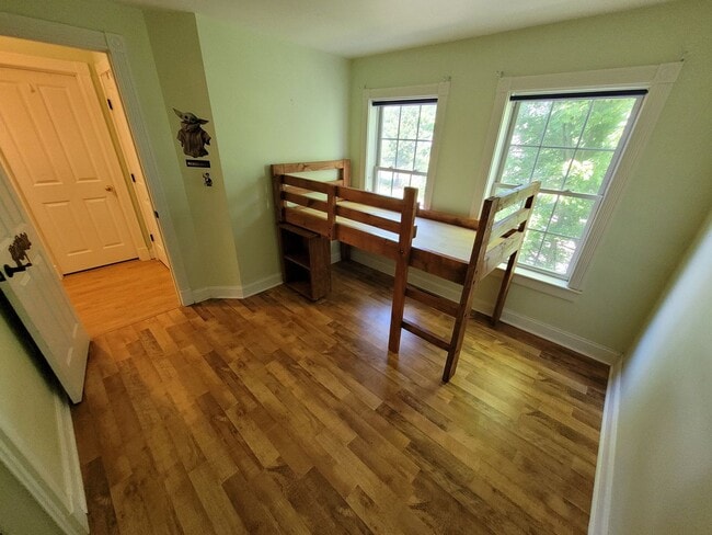 Building Photo - $4200 - 4 Bed / 2.5 Bath Single Family Home in Merrimack on a Cul-de-sac!