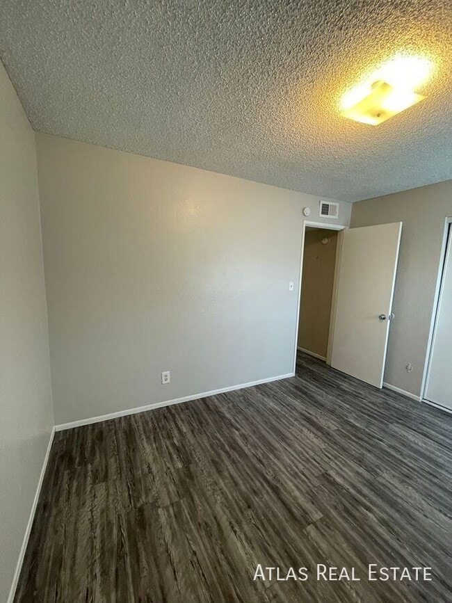 Building Photo - 465 W Ivyglen St
