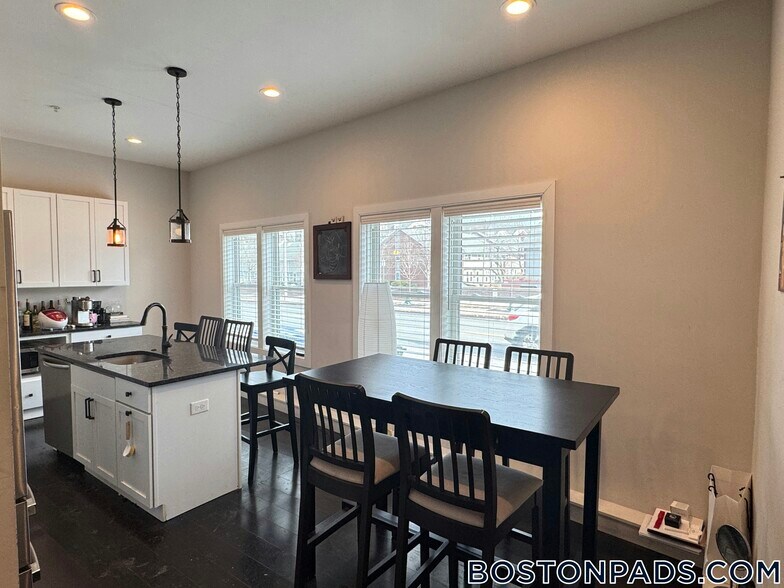 Building Photo - 1 Cedar St