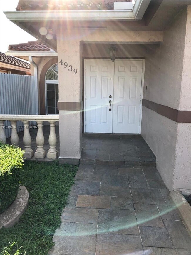 Building Photo - 4939 SW 144th Ave