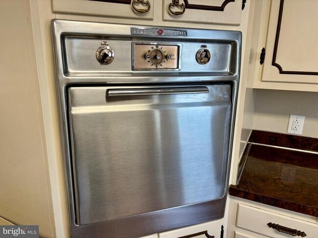 Building Photo - 659 N Main St