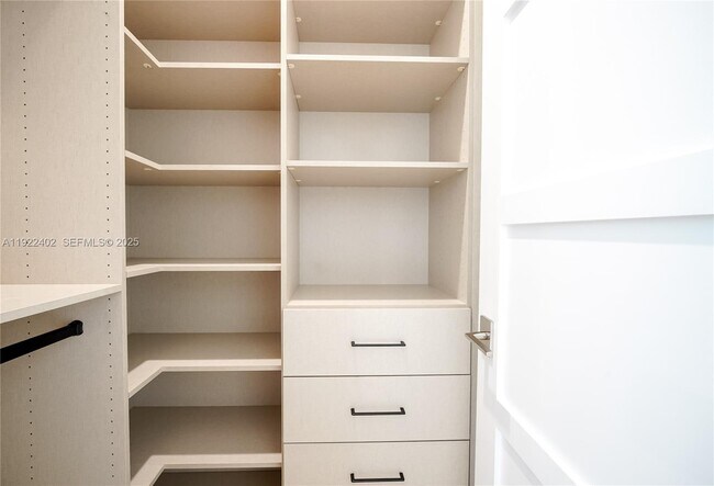 Building Photo - 333 NE Spanish Ct