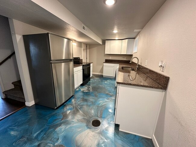 Building Photo - 613 Killarney Dr