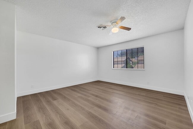 Building Photo - Beautiful home in central location