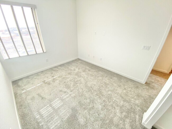 Building Photo - STUNNING LIKE NEW SINGLE-FAMILY HOME 3 BEDROOM / 2.5 BATHROOMS, WITH 2 CAR GARAGE!!