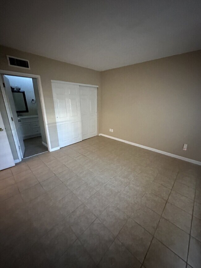 Building Photo - Townhome in non-age restricted area of Green Valley