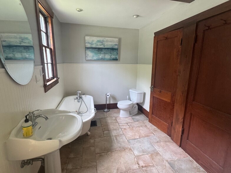 Full Bathroom - 5953 Beechwood Dr