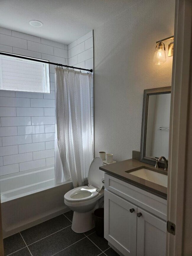Building Photo - Beautiful 3 bedroom Condo
