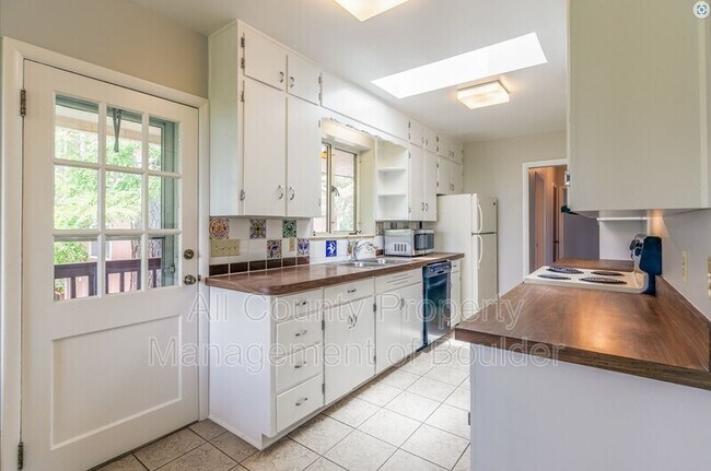 Building Photo - 2360 Balsam Dr
