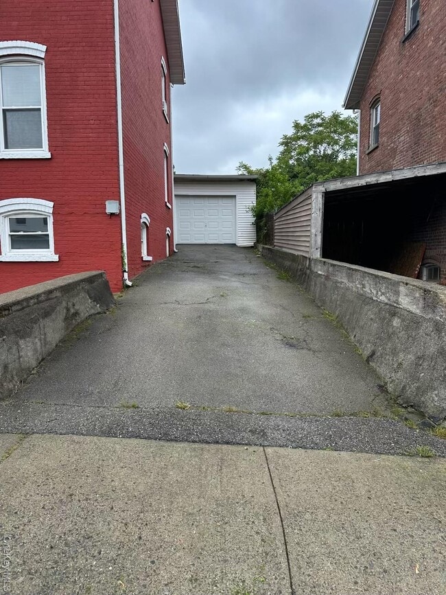 Building Photo - 28 Davis St