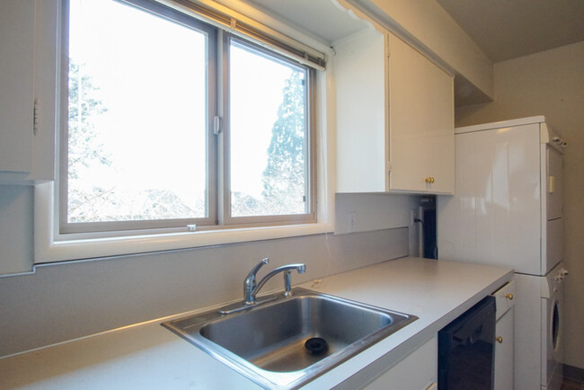 Building Photo - Large Clean Open Hillsdale apartment, Big ...