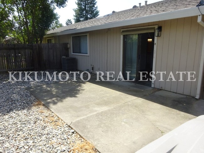 Building Photo - 2 bedroom, 2 bath, 2 car garage Half-plex ...