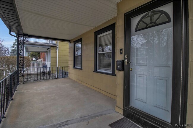 Building Photo - 800 Amherst St