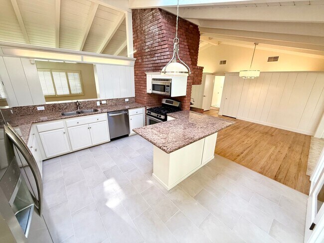Building Photo - Beautiful 3BR/3BA Point Loma Home with Vaulted Ceilings & Central AC
