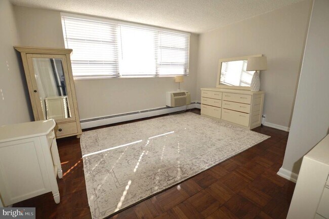 Building Photo - 1030 E Lancaster Ave