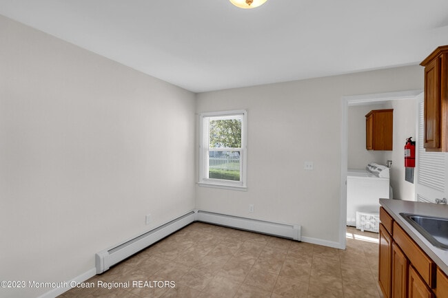 Building Photo - 408 Newport Ave