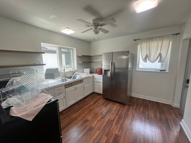 Building Photo - Spacious 3 bedroom 1.5 bathroom House
