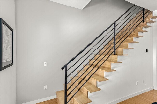 Building Photo - 352 W 5th St