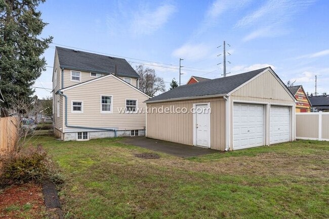 Building Photo - Updated 3 bedroom, 3 Level Home near New S...