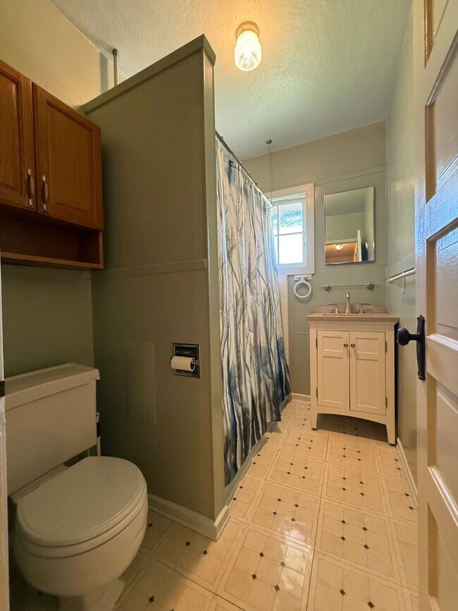 Building Photo - Fabulous Bankers Hill location 3 Bedroom Top-floor duplex unit