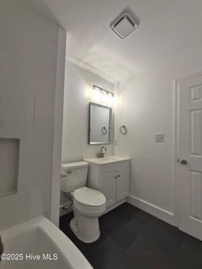 Building Photo - 411 Myrtlewood Cir