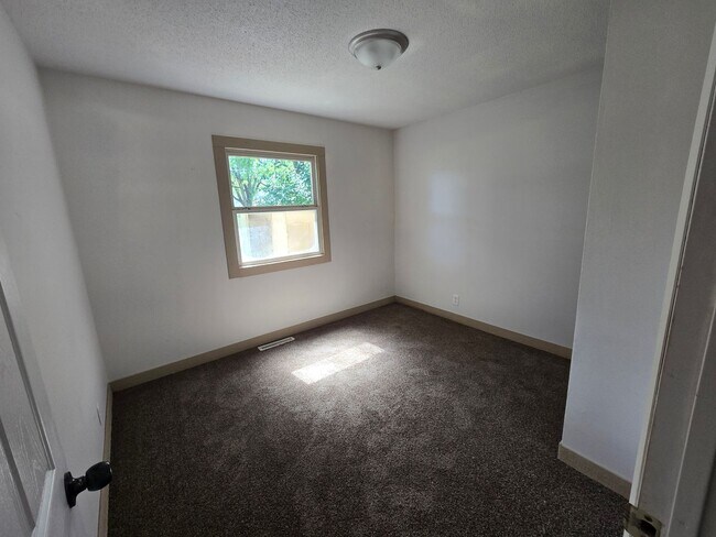 Building Photo - Charming 3 bed 1 bath house with large yard!