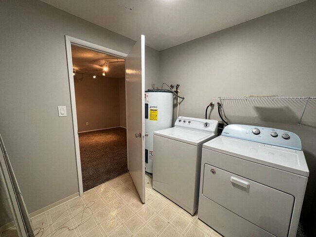 Building Photo - 4-Bedroom North Green Lake Townhouse-Style...