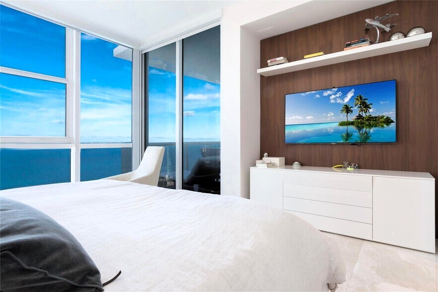 Building Photo - 18201 Collins Ave