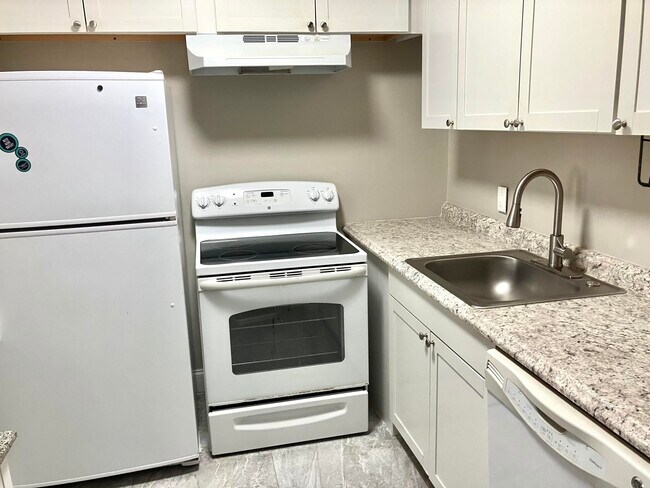 Building Photo - 97 Ventnor E