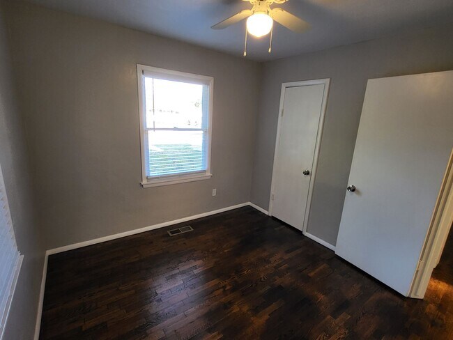 Building Photo - Beautiful 3 bedroom house with granite countertops and central heat and air