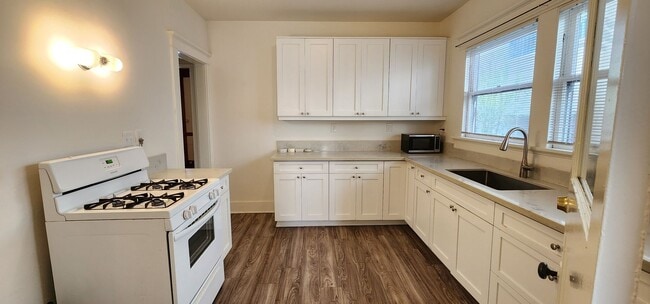 Building Photo - Coronado: Charming 1bd/1.25ba Village Apartment - Front Lower Unit