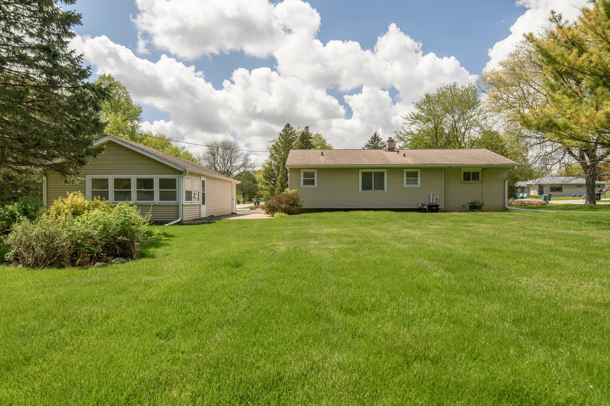 Building Photo - W149N6158 Pocahontas Dr