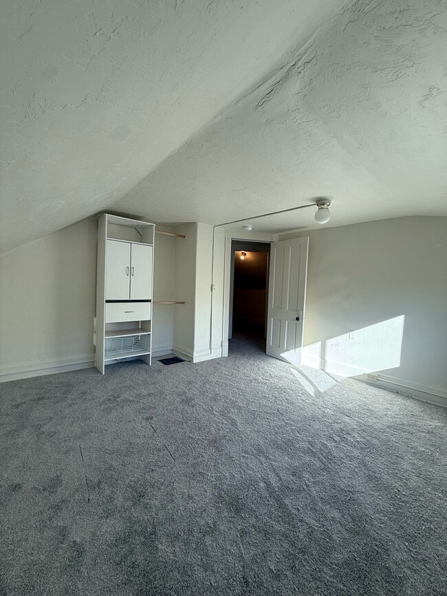 Building Photo - 215 W 5th St