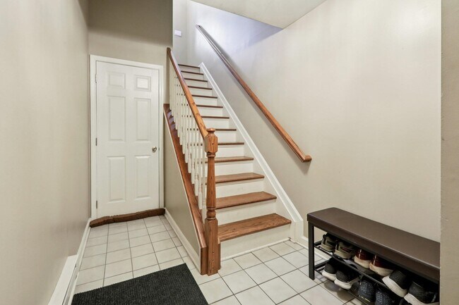 Building Photo - 273 Roslyn Ct