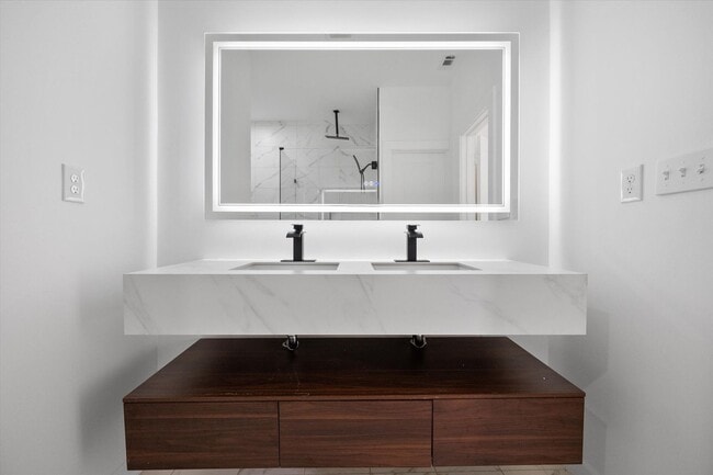 Building Photo - Spacious Townhouse in Dallas