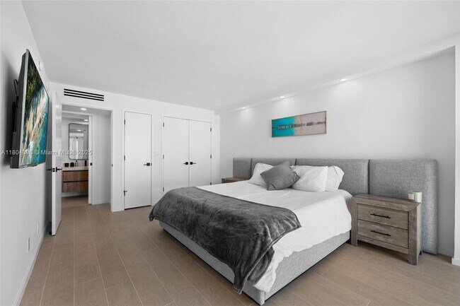 Building Photo - 2655 Collins Ave