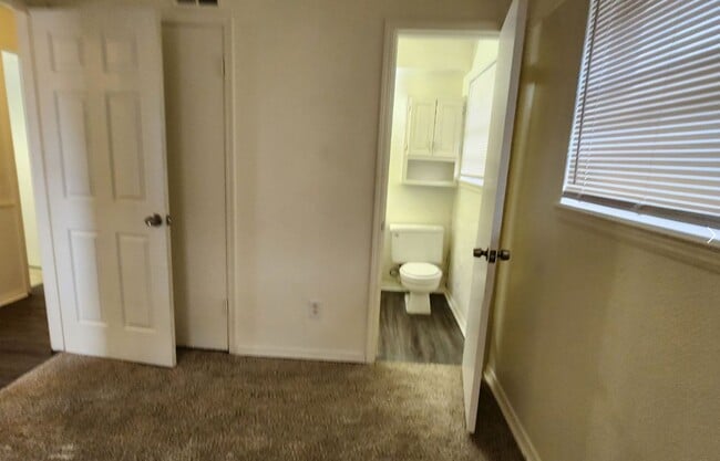 Building Photo - 5 bedroom 2.5 bath - Accepting Housing Vouchers