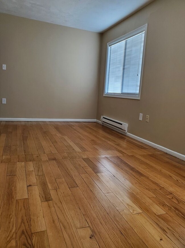 Building Photo - Charming 3 bedroom 1 bath Sheridan Park/Ma...
