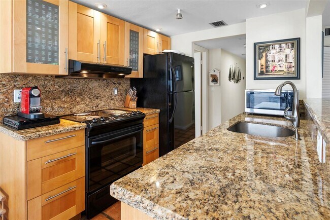 Building Photo - 2555 Collins Ave