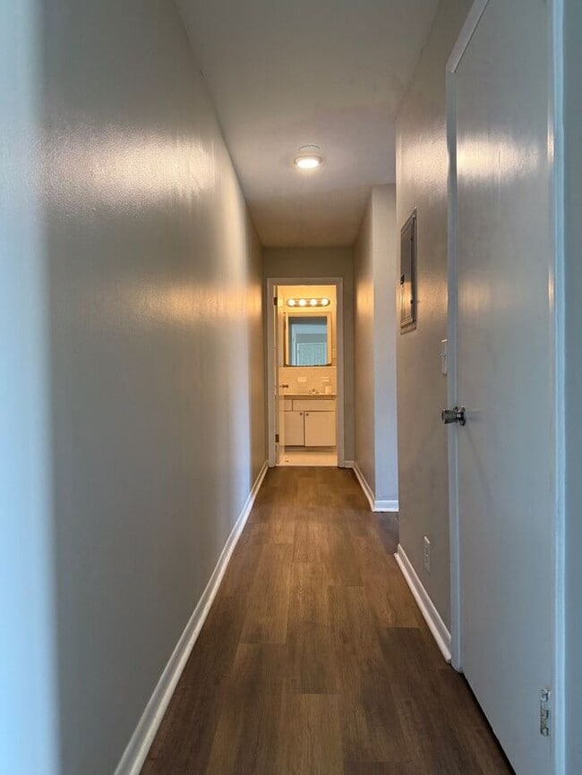 Building Photo - 2 Bedroom Unit was recently renovated. Liv...
