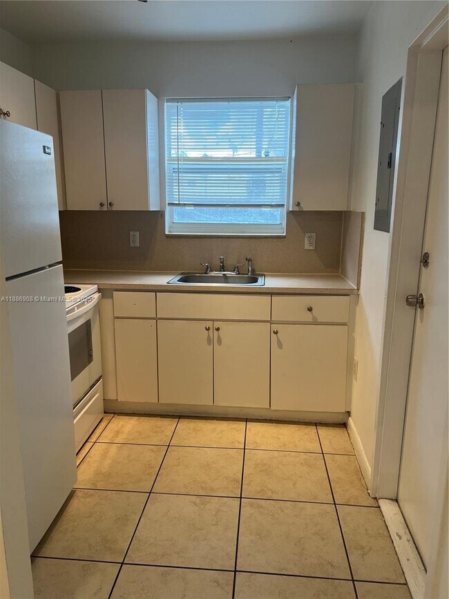 Building Photo - 577 NE 82nd St