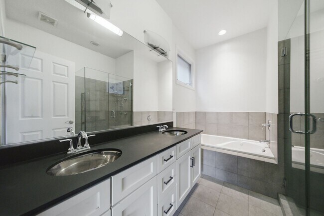Building Photo - Beautiful and Spacious 2 bedroom, 2 Bathroom Located